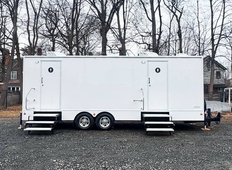 Bonavita Luxury Lavatories 10 unit restroom trailer outside picture